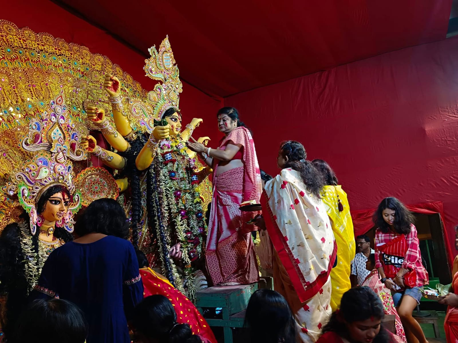 Dashamite maa er baran o sindur khela