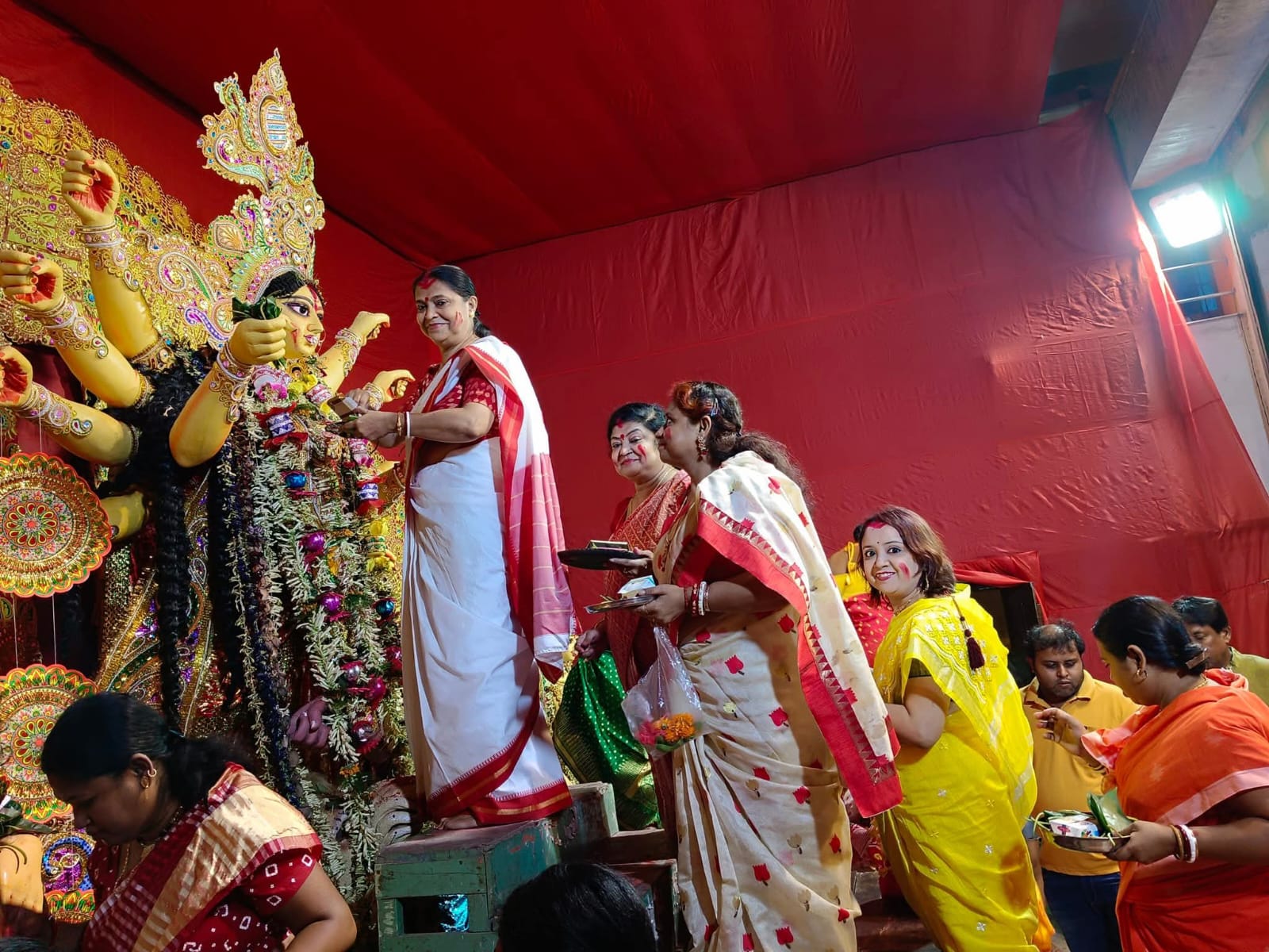 Dashamite maa er baran o sindur khela