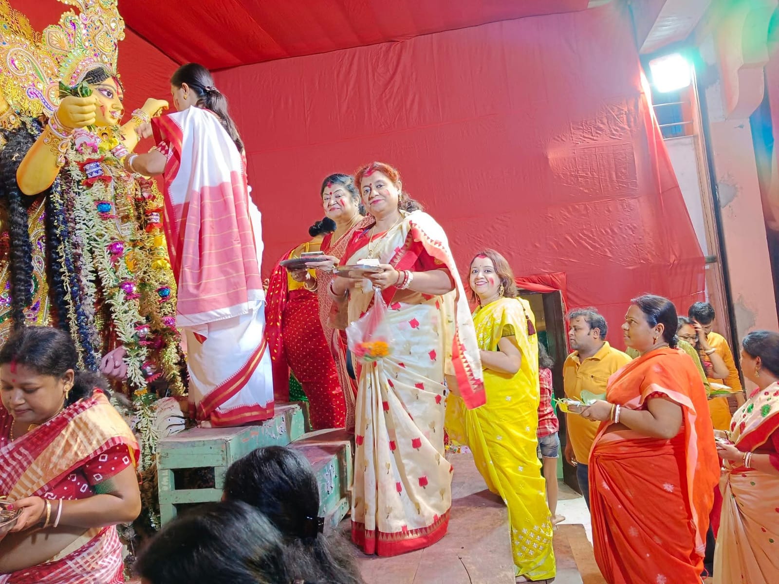 Dashamite maa er baran o sindur khela
